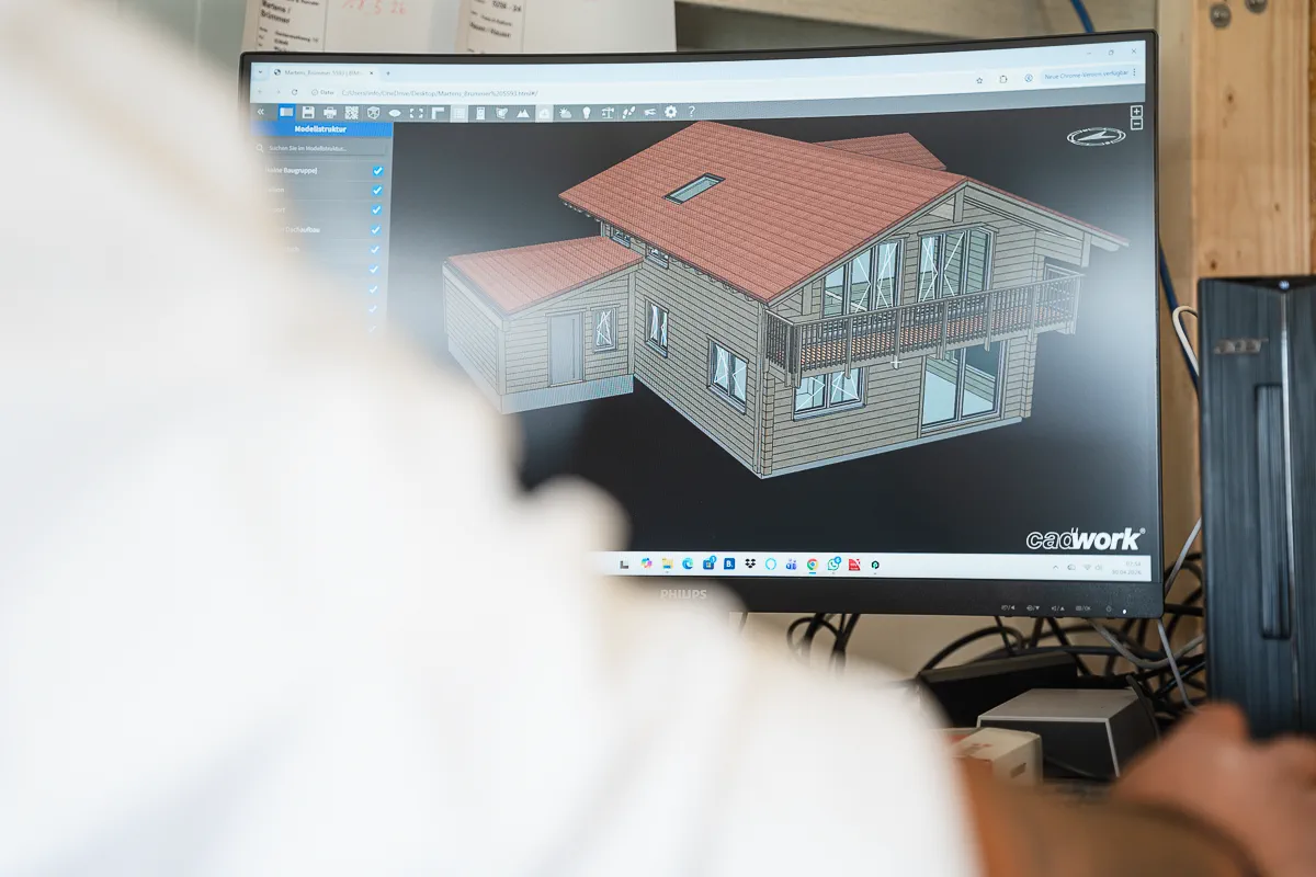 Planung eines individuellen Holzbauprojekts am Bildschirm bei Holzmontagebau Jurgeleit in Roggenburg