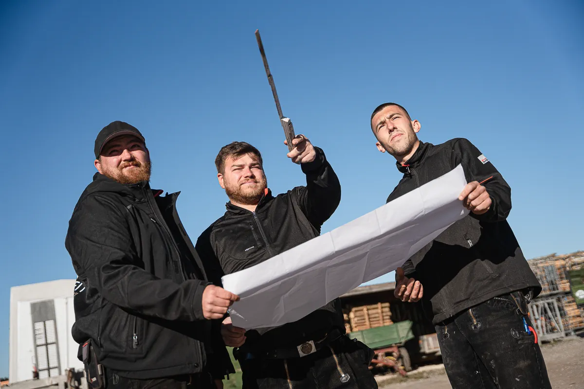 Mitarbeiter von Holzmontagebau Jurgeleit mit Bauplan für Kran- und Montagearbeiten in Roggenburg
