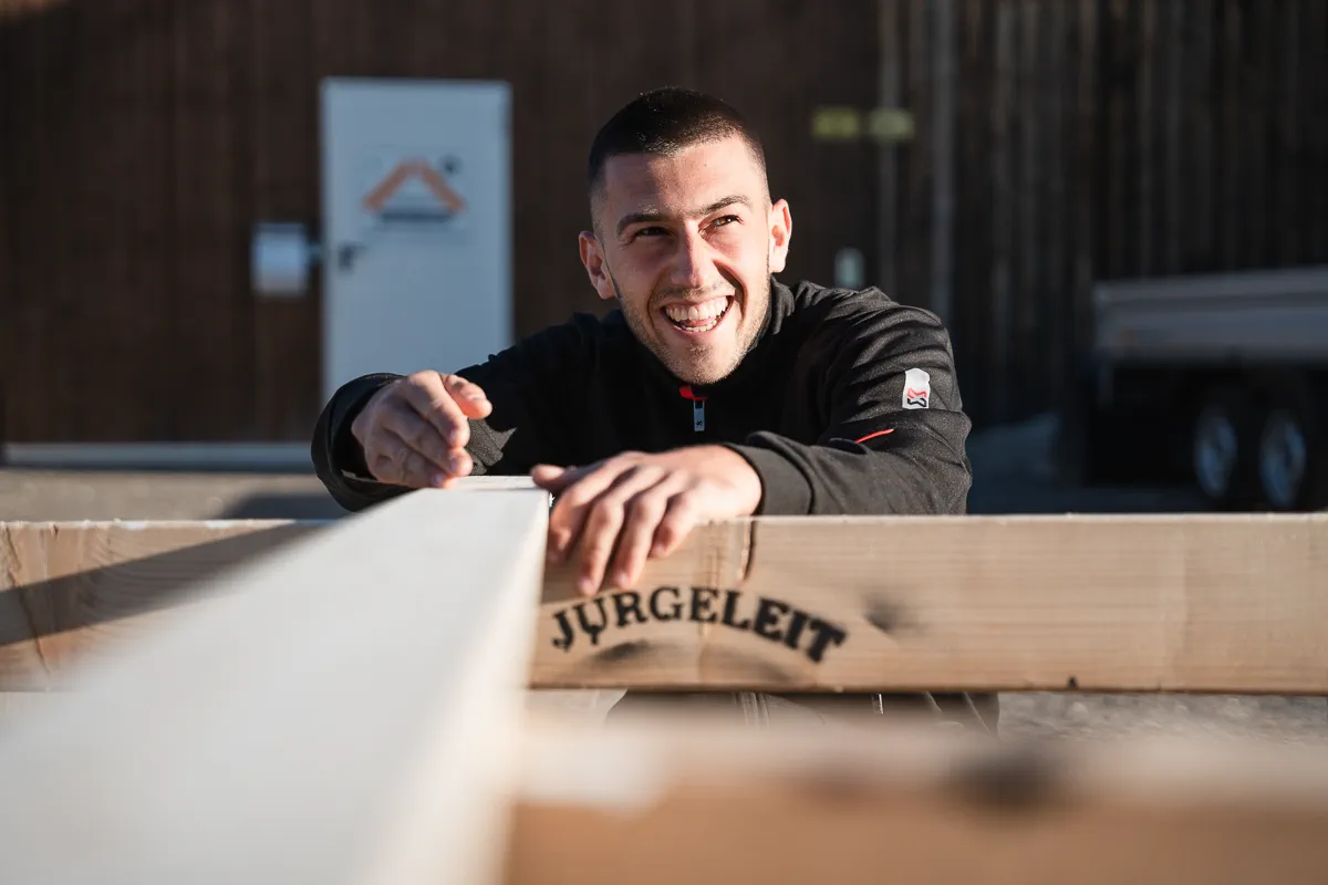 Mitarbeiter von Holzmontagebau Jurgeleit bei der täglichen Arbeit im Holzbau