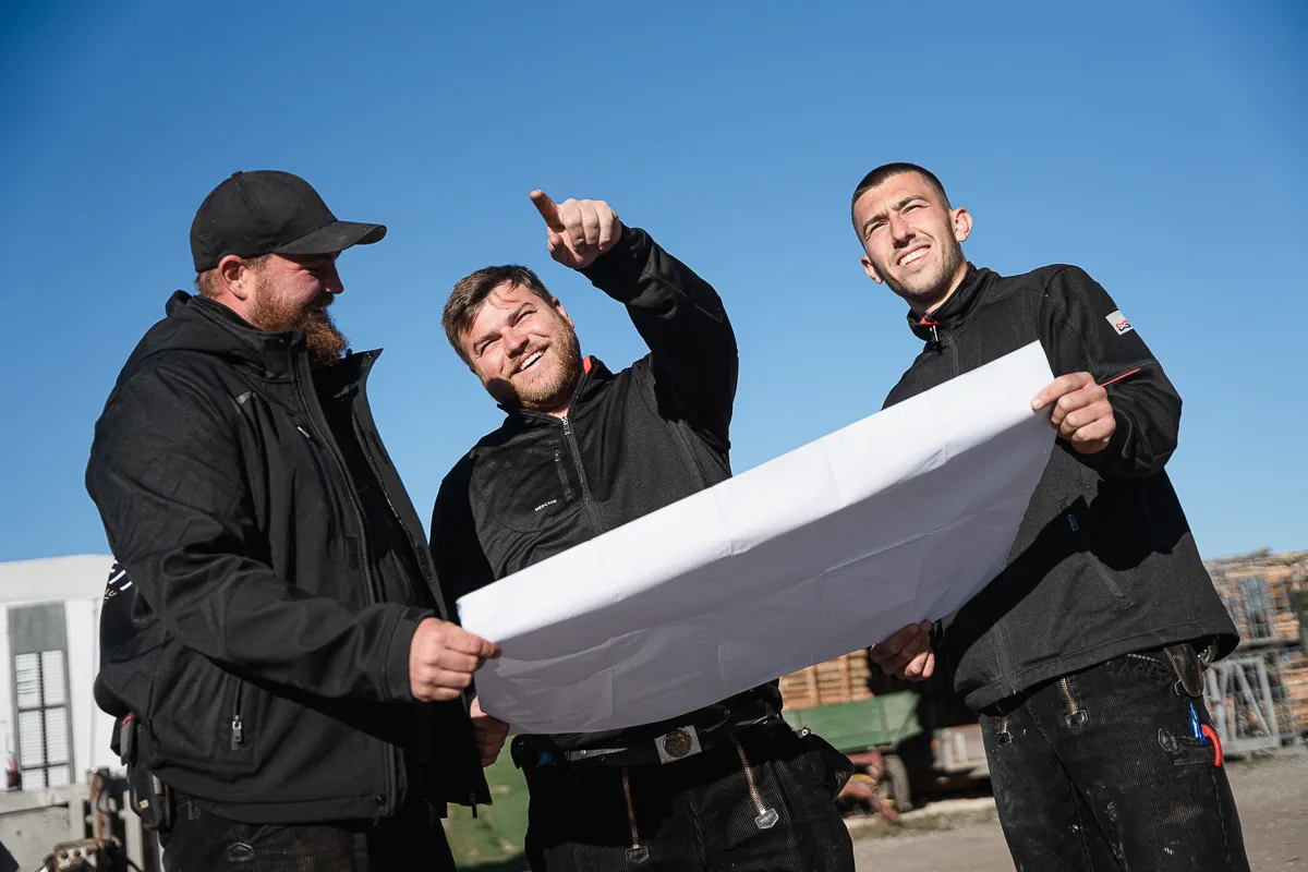 Team von Holzmontagebau Jurgeleit bei der gemeinsamen Besprechung eines Bauprojekts