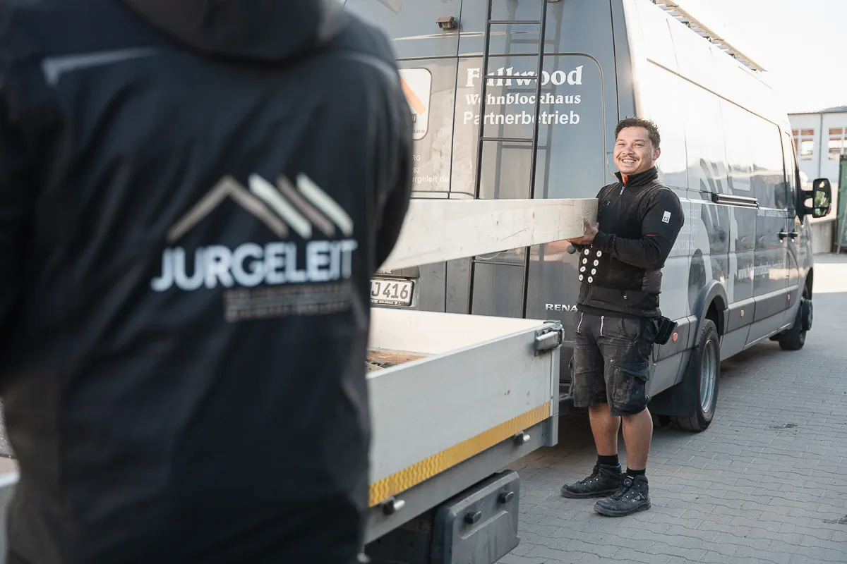 Mitarbeiter von Holzmontagebau Jurgeleit beim Vorbereiten von Materialien für ein Holzbauprojekt