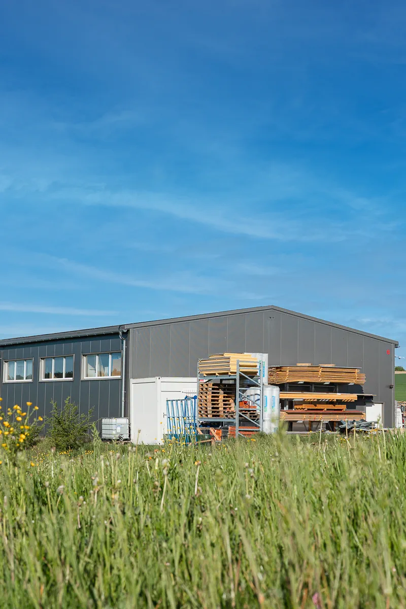 Produktionshalle von Holzmontagebau Jurgeleit am Standort Schießen in Roggenburg