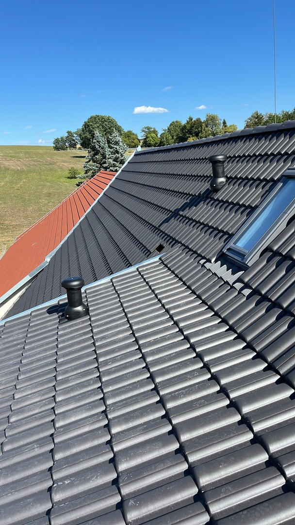  Eingedecktes Dach mit schwarzen Dachziegeln durch Holzmontagebau Jurgeleit 