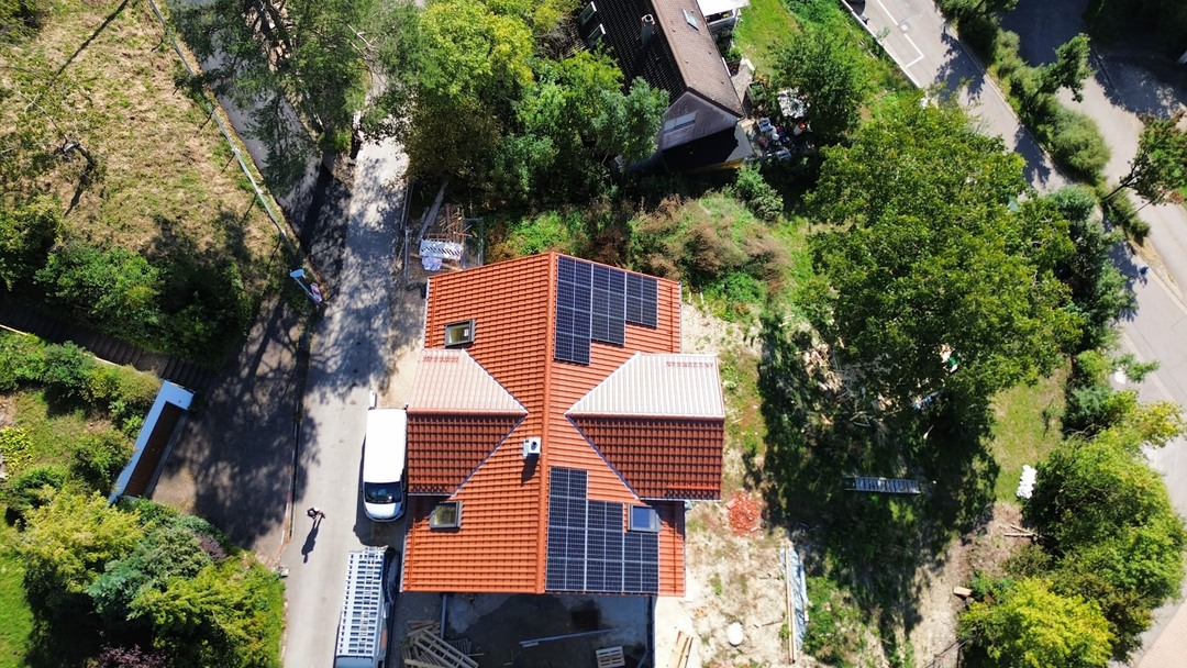  Drohnenaufnahme eines eingedeckten Daches inklusive PV-Anlage einem Bauprojekt von Holzmontagebau Jurgeleit 