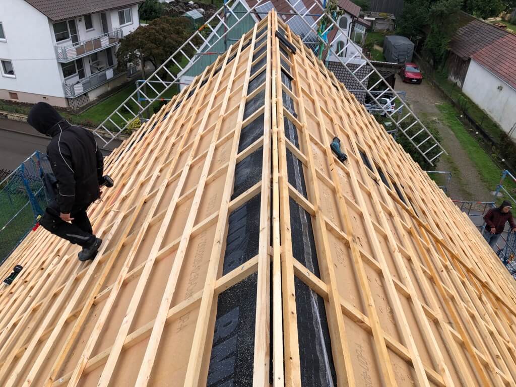  Dachstuhl eines Gebäudes bei der Montage durch Holzmontagebau Jurgeleit 