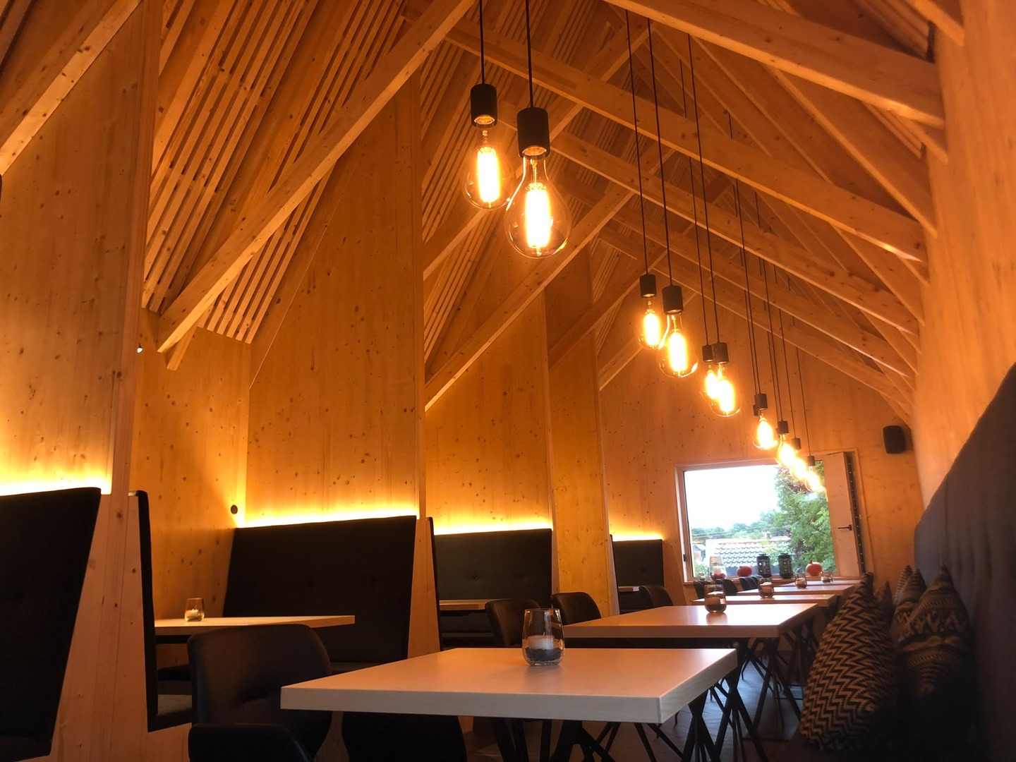  Maßgefertigter Gastronomie-Bereich aus Holz als individuelle Holzbaulösung 