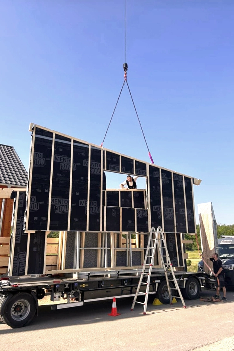 Kranmontage eines Fertighausteils durch Holzmontagebau Jurgeleit in Roggenburg