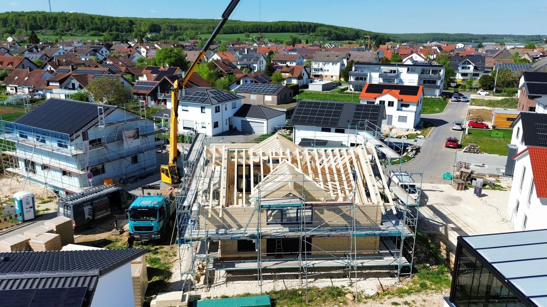 Montage eines Holzhauses mit Kranunterstützung durch Holzmontagebau Jurgeleit 
