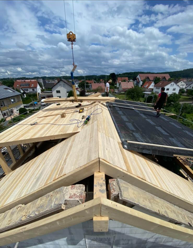  Montage eines modernen Holzdachs mit Unterstützung durch den Kranservice von Holzmontagebau Jurgeleit 