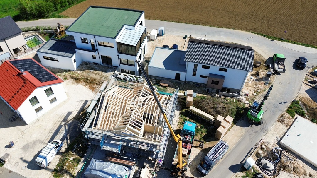  Kranunterstützte Montage eines Holzhauses und Dachstuhls durch Holzmontagebau Jurgeleit 