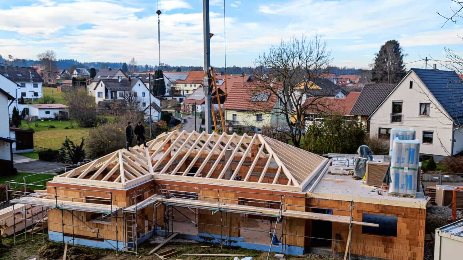  Dachstuhlmontage an einem Massivhaus mit Unterstützung von Holzmontagebau Jurgeleit 
