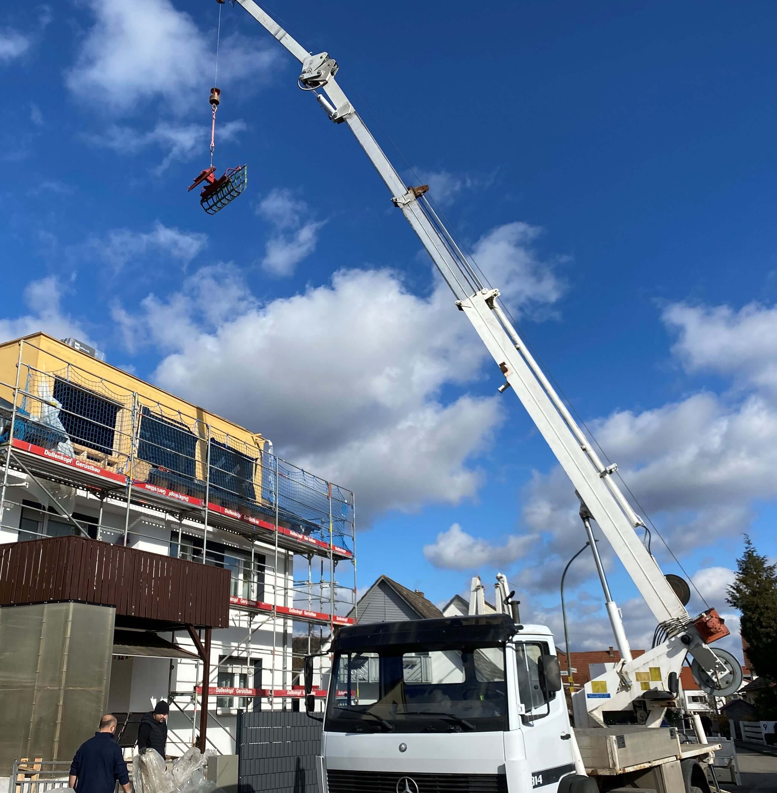  Kranarbeiten bei der Montage eines Holzhauses durch Holzmontagebau Jurgeleit 