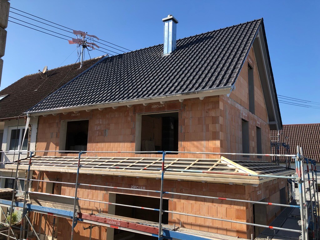  Dach eines Massivhauses mit hochwertigen Spenglerarbeiten und Blechdetails 
