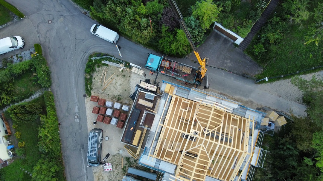  Blick auf einen gefertigten Holzdachstuhl bei einem Holzbauprojekt 