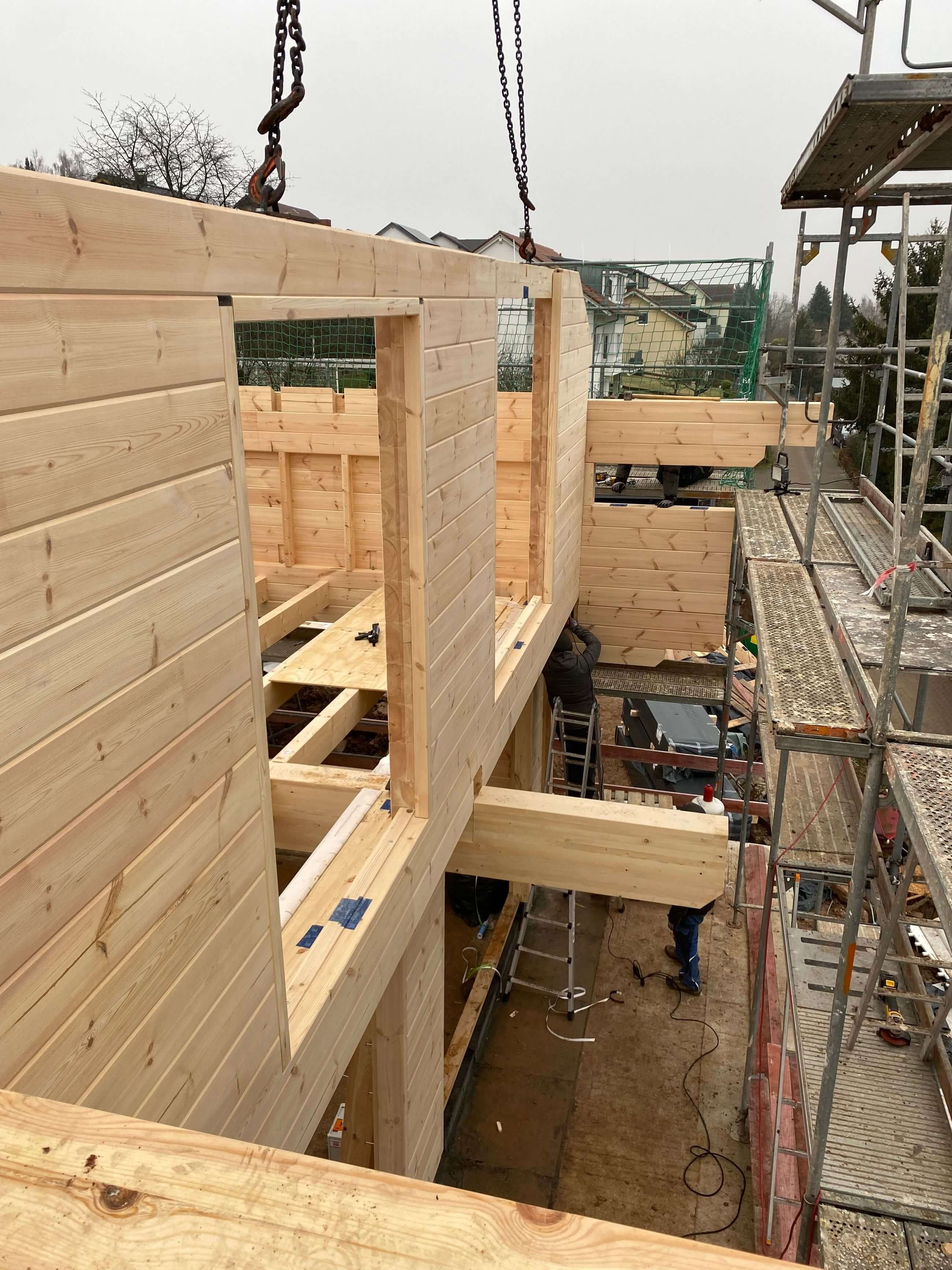  Montage eines Holzhauses durch Holzmontagebau Jurgeleit in Roggenburg 