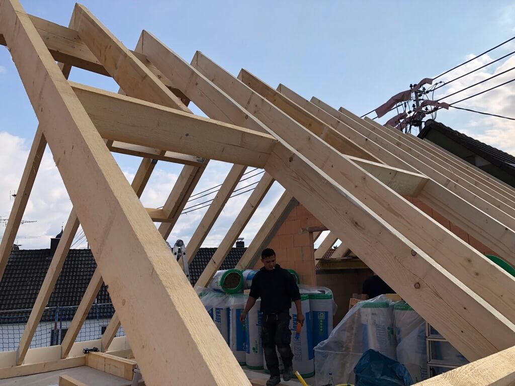  Detailaufnahme der Montage eines Holzdachstuhls durch Holzmontagebau Jurgeleit 