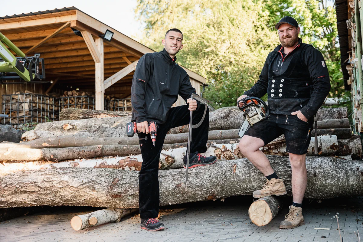 Handwerker von Holzmontagebau Jurgeleit mit Werkzeug bei der Arbeit mit Holz in Roggenburg