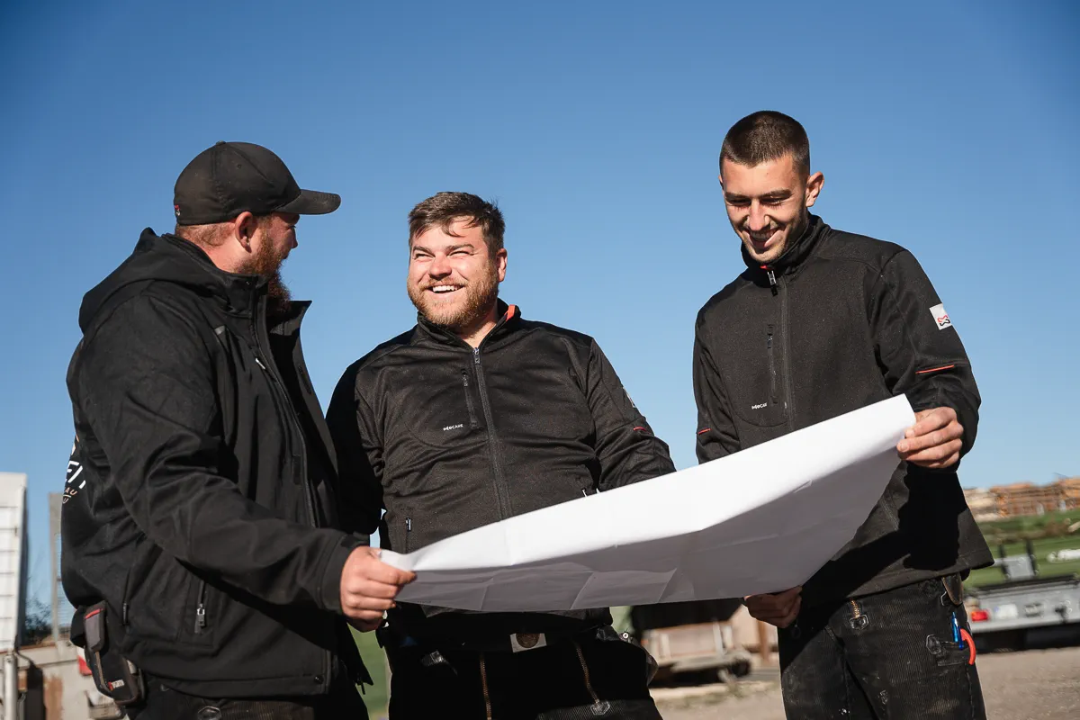Team von Holzmontagebau Jurgeleit bei der gemeinsamen Planung eines Bauprojekts
